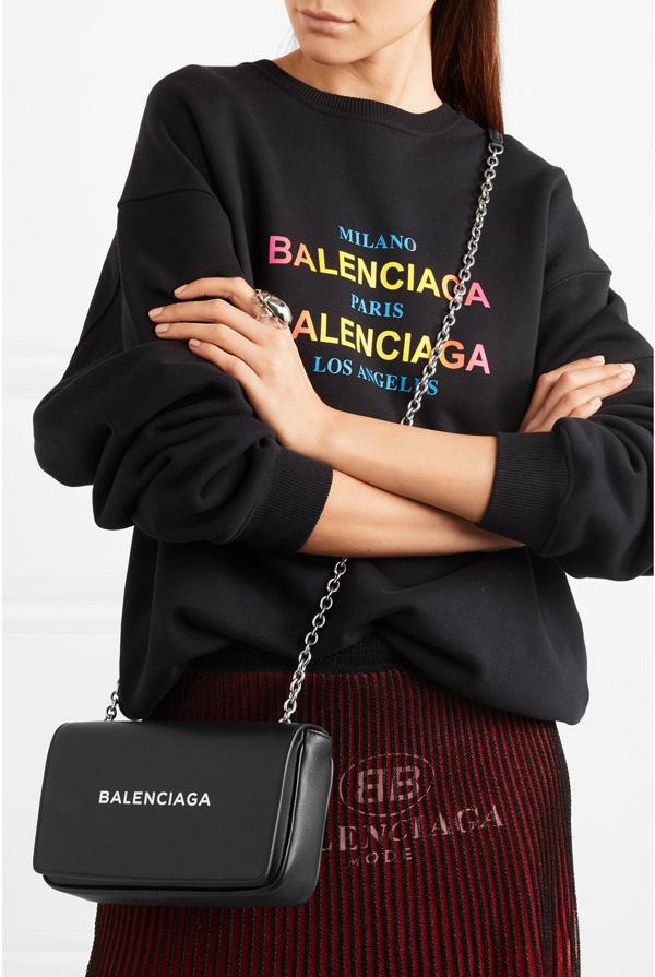バレンシアガBalenciaga EVERYDAY レザーCAMERA BAG ロゴ入り ショルダーバッグ ブラック スーパーコピー