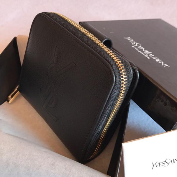 サンローラン 財布コピー YSL コンパクトで可愛い 二つ折り財布 ブラック コンパクトサイズなのでパーテイバックやクラッチに入れるのにも丁度良い大きさです